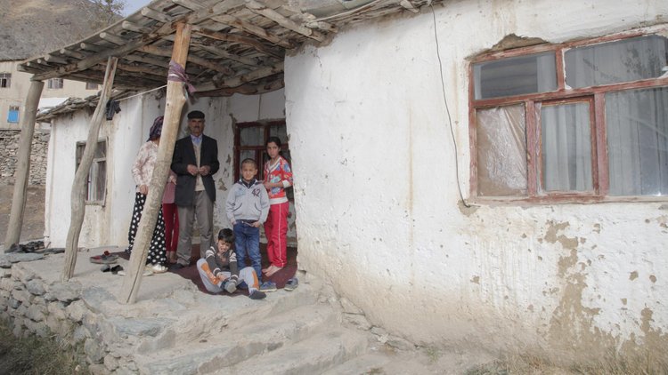 Hayalleri de evi de yıkılmak üzere