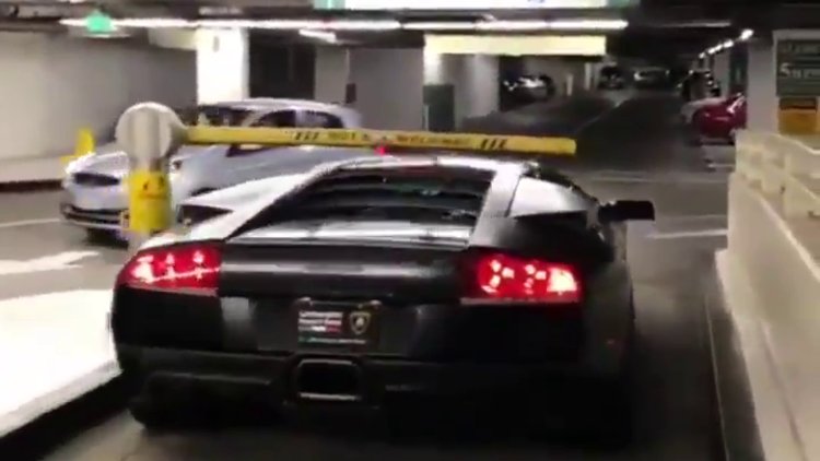 Lamborghini'niz varsa otopark parası ödemek zorunda kalmazsınız