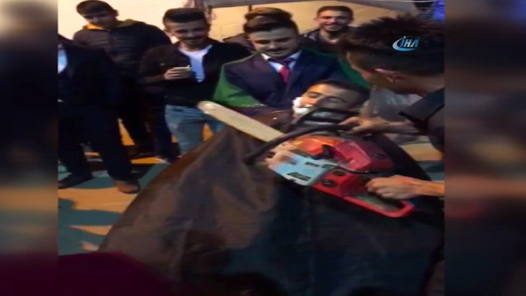 Berberden motorlu testere ile damat tıraşı