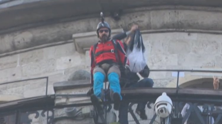 Cengiz Koçak 385 yıl sonra Galata'dan atladı