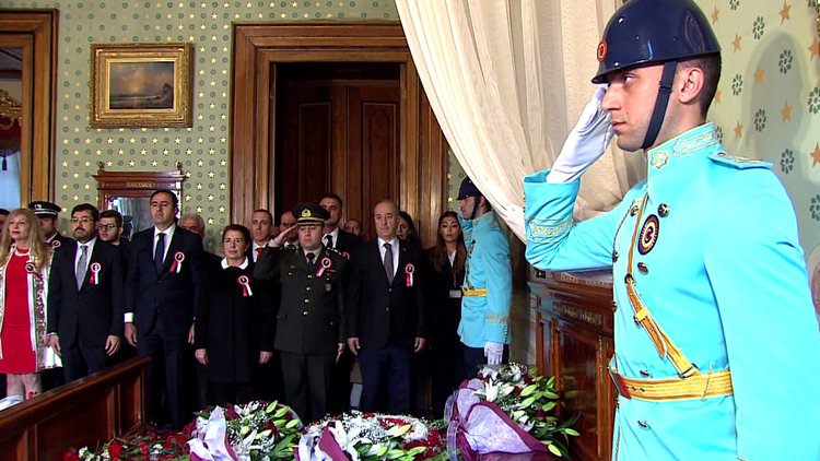 Atatürk'ün Dolmabahçe Sarayı'ndaki odasında tören