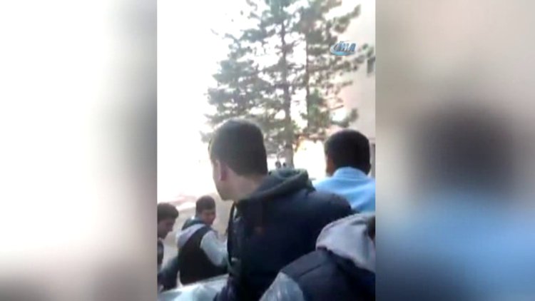 Okul bahçesinde öğrencilerden otomobil üzerinde tehlikeli yolculuk