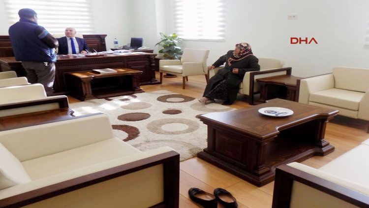 Vali yardımcısının odasında 'halı kirlenmesin' diye ayakkılarını çıkardı