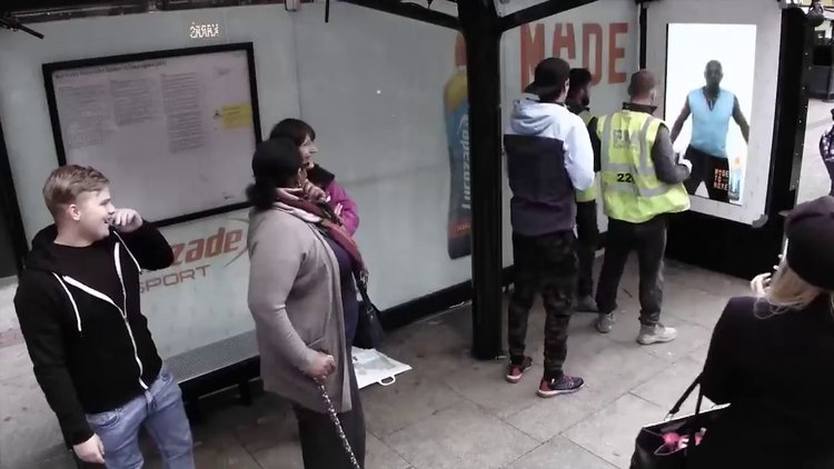 Bu otobüs durağına gelenler spor yapıyor!