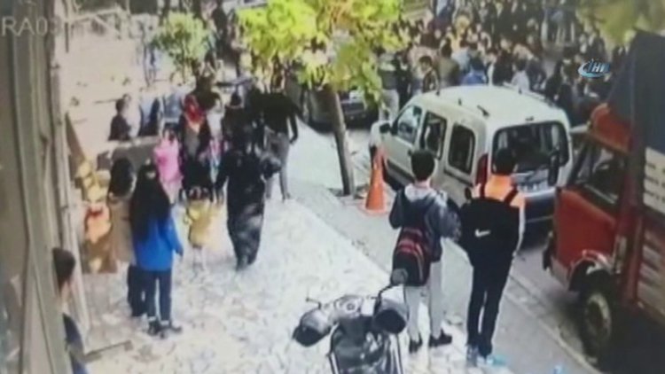 Liselilerin sopalı kavgası kamerada