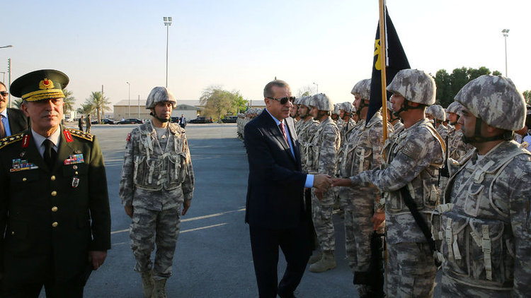 Cumhurbaşkanı Erdoğan'ın Katar'daki Türk birliğini ziyareti