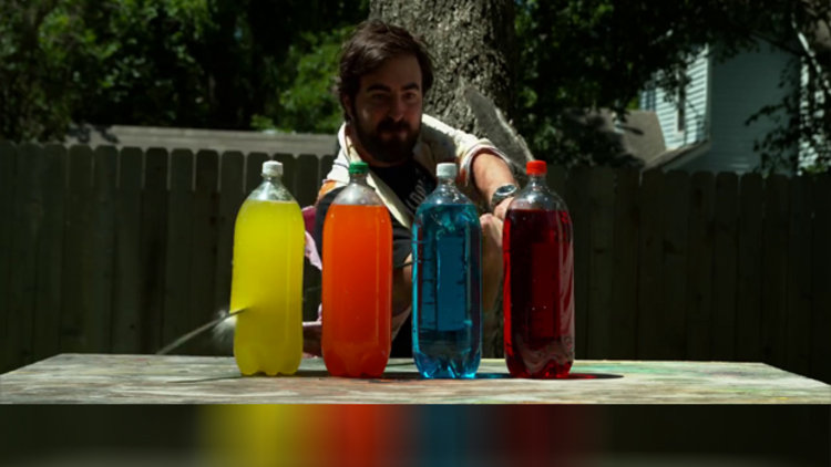 Samuray kılıcıyla kesilen şişenin ağır çekim görüntüsü