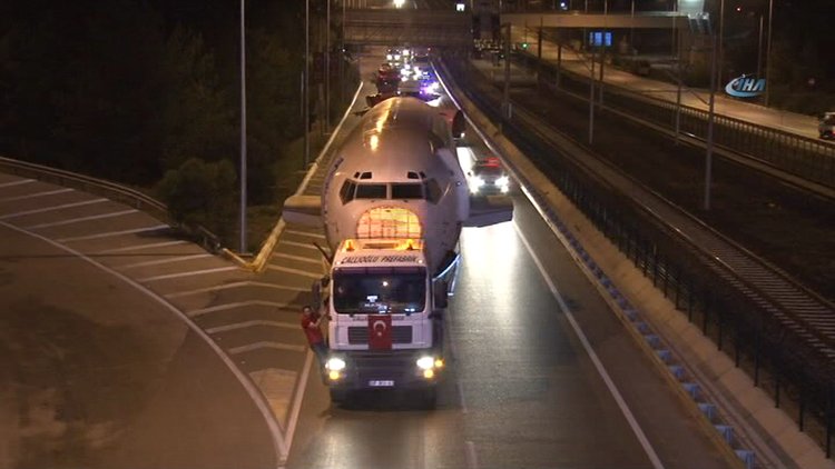 Antalya'da yolcu uçağını karadan yürüttüler