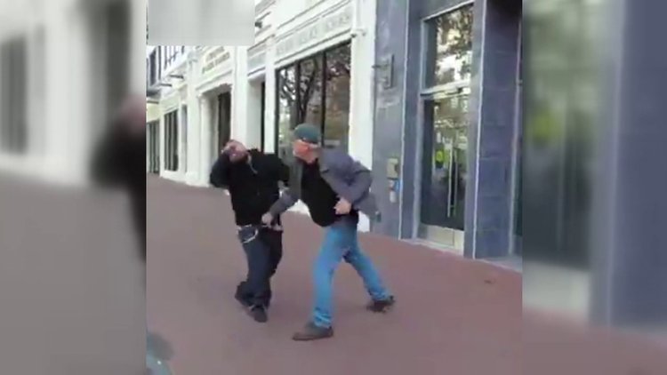 Dededen bayıltan yumruk!