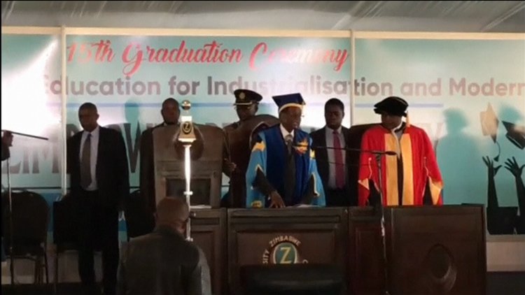 Zimbabve Devlet Başkanı Mugabe, darbenin ardından ortaya çıktı