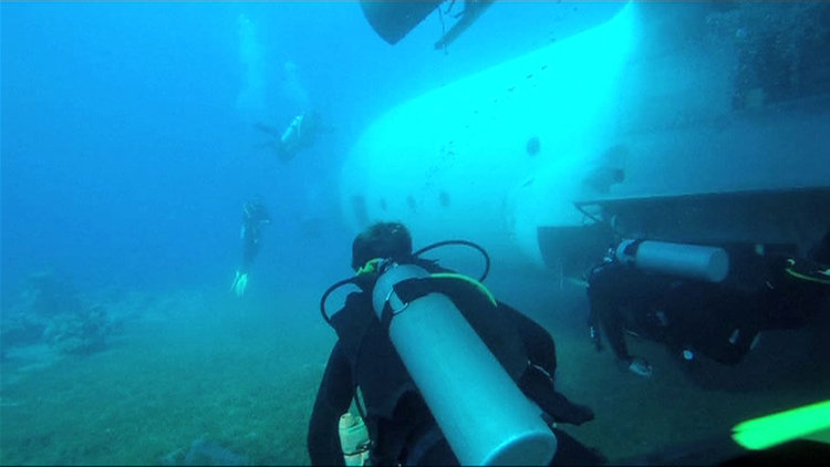 Savaş uçağı denize batırıldı