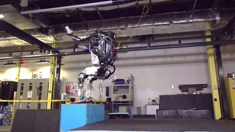 Boston Dynamics’in Atlas robotu ters takla atabiliyor!