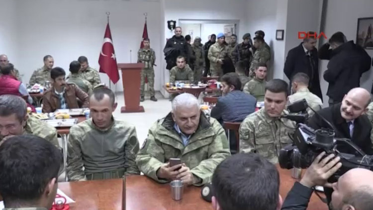 Hakkari Başbakan Yıldırım mehmetçik ile buluştu