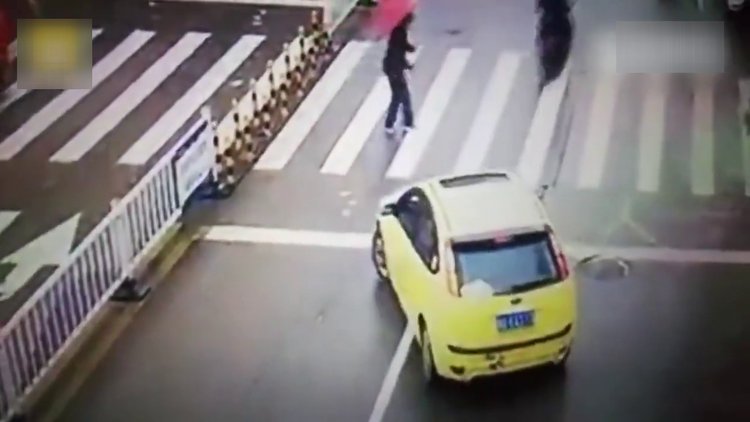 Trafikteki yayaya saygı duyan sürücü