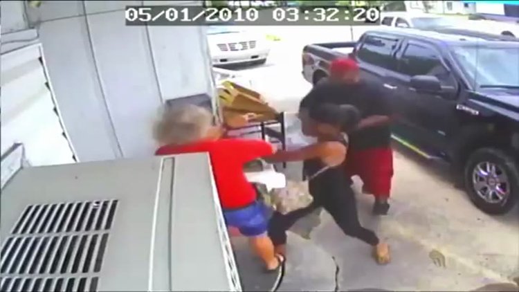 Yemekleri beğenmeyince saldırdılar