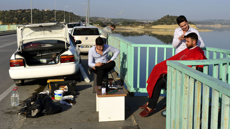 Köprü üzerinde tıraş keyfi