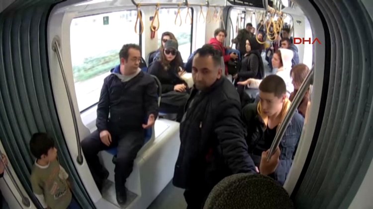 Tramvay yolcuları, farkındalık deneyinde çocuklara sahip çıktı