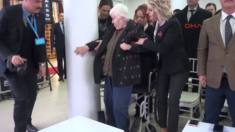 Saygı duruşunda tekerlekli sandalyesinde oturamadı