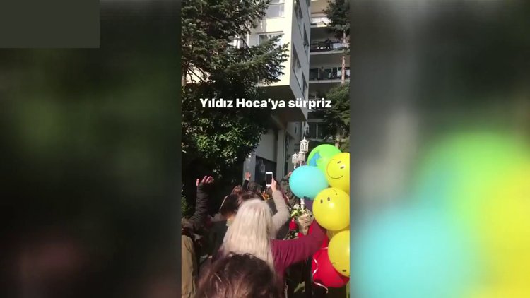 Yıldız Kenter'e öğrencilerinden sürpriz ziyaret!