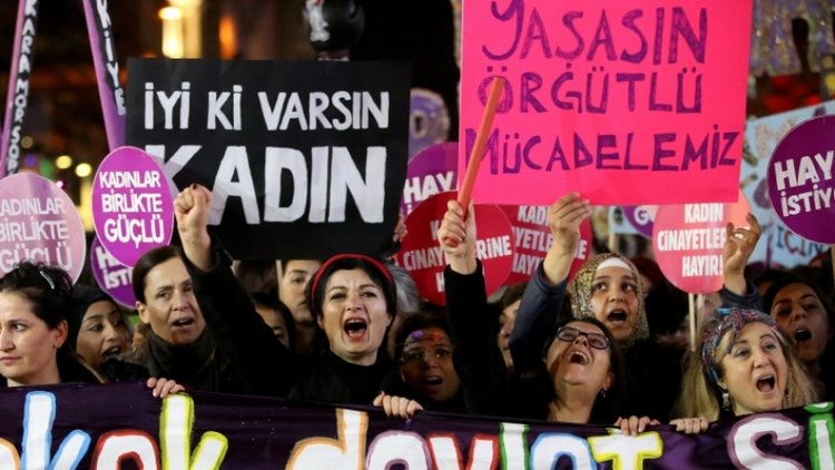 25 Kasım: Kadınlar şiddeti protesto için sokağa çıktı