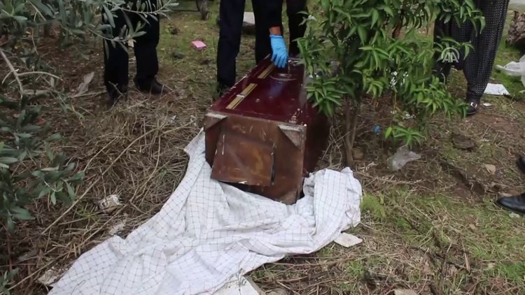 Çaldıkları çelik kasayı açamayınca atmışlar