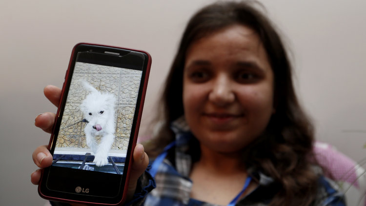 Karanlık gözlerine "ışık" olan köpeğini arıyor