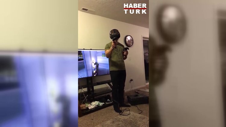 Sanal gerçeklik gözlüğü ile televizyona giren genç!