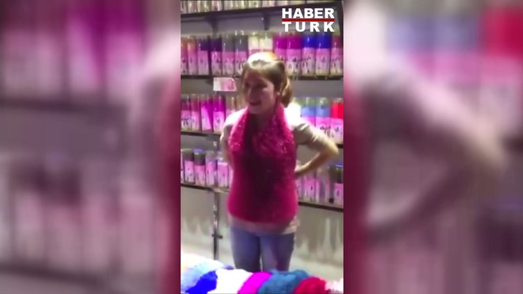 Şal satan kadının model göstermedeki hüneri!