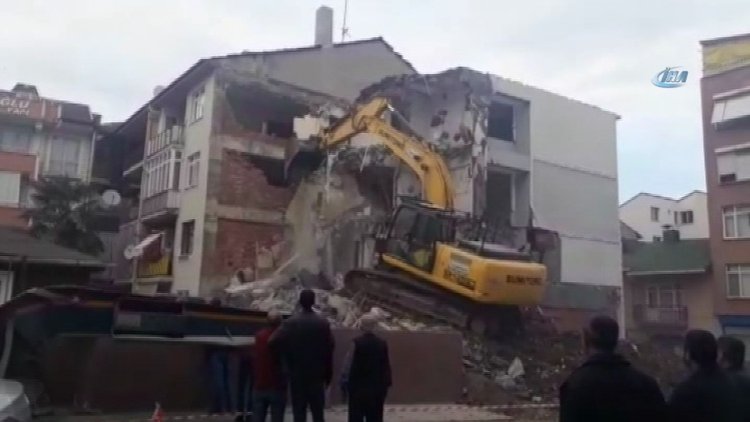 İş makinesi yanlış binayı yıkmaya başlayınca binadakiler şaşkına döndü