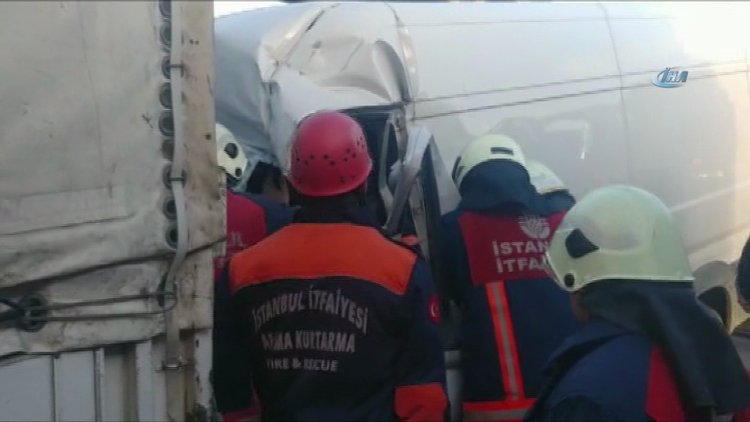 Basın Ekspres yolunun girişinde bir kamyonet tıra arkadan çarptı