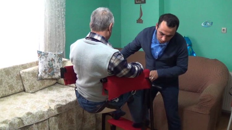 Kas erimesi hastalığına yakalanan kayınbabası için medikal cihaz yaptı