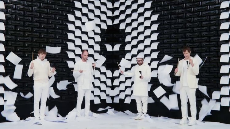 1 ton kağıt kullanılarak çekilen video klip