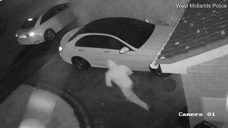 Hırsızlar  lüks aracı saniyeler içinde çaldı