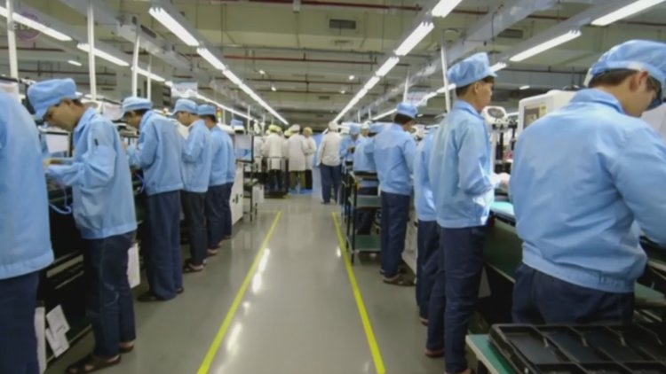 Çin'de bir akllı telefon fabrikasının içinde