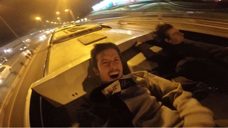 Metrobüs üzerinde akılalmaz yolculuk