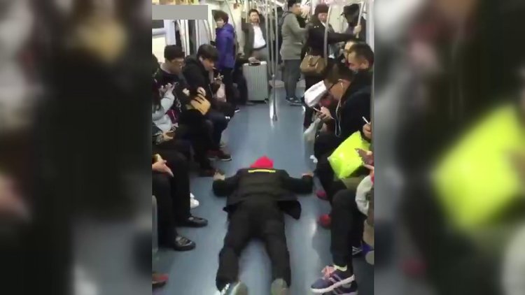 Metroda koltuk kapmak için rol yapan Çinli