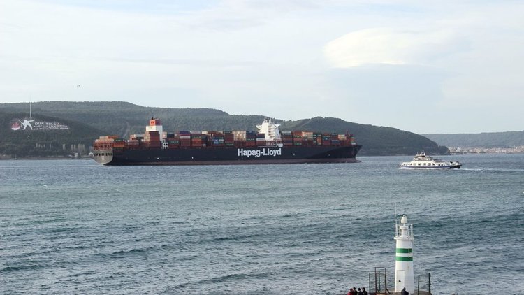 366 metrelik gemi Çanakkale Boğazı'nı kapattı