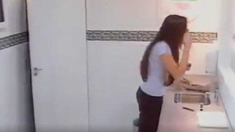 Lavaboda aynayı kullanmak isteyen kadına yapılan şaka