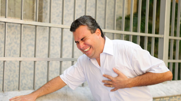 Yolda yürürken kalp krizi geçirdi