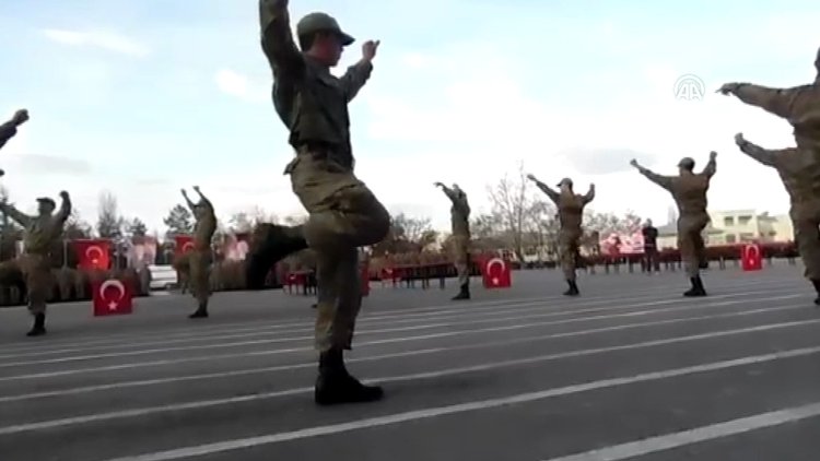 Acemi erlerden ailelerine "harmandalı" sürprizi