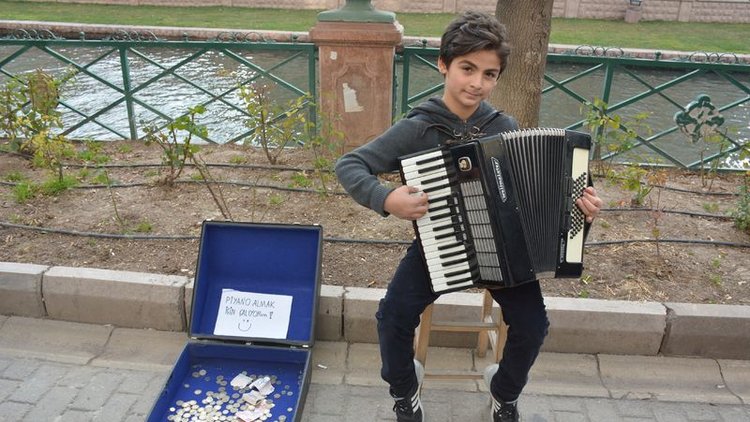 Piyano hayaliyle sokaklarda akordeon çalıyor