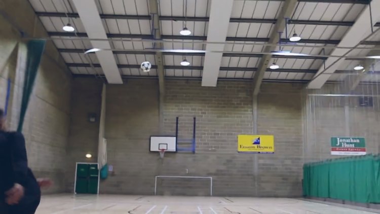 İnanılmaz topla oynama becerisine sahip genç