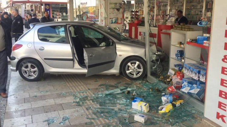 Eczane vitrini yoldan çıkar araçların son durağı oldu
