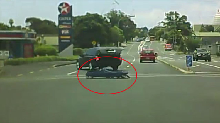 Sedye cenaze arabasından düştü