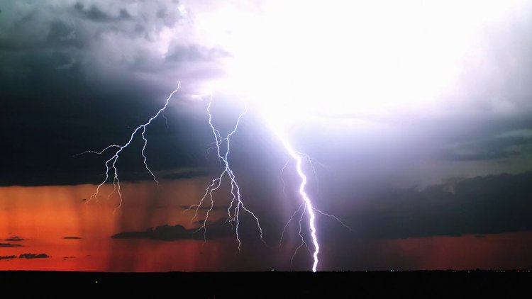 Ağır çekim tekniğiyle çekilen yıldırımlar