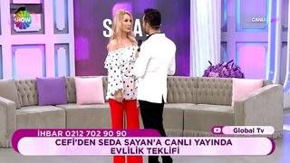 Yunan şarkıcı Cefi ile Seda Sayan, canlı yayında evlilik teklifi canlandırması yaptılar.