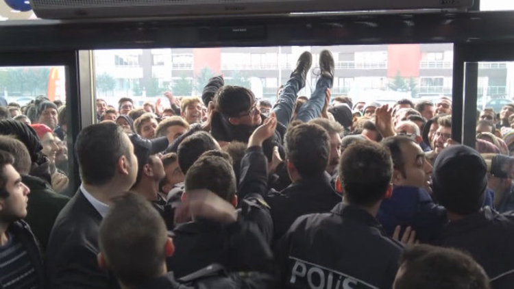 Konya'da ilginç anlar!  El üstünde mağazaya girdi!