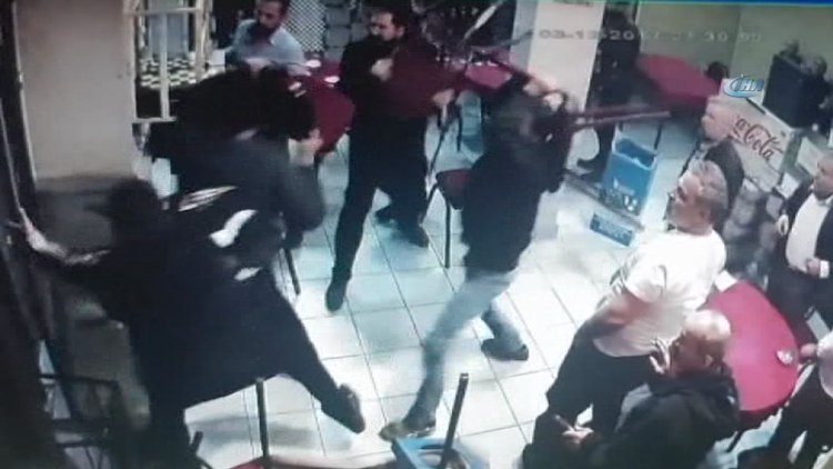 Kahvehaneye saldıran maskeli saldırganlara sandalyeli direniş kamerada