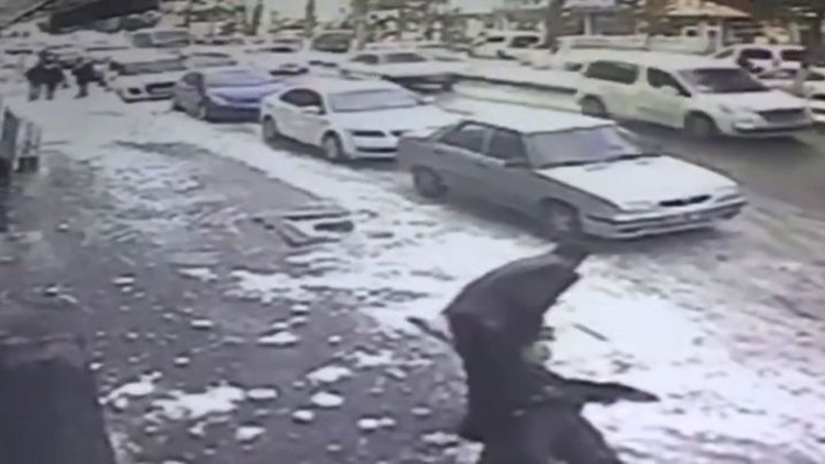 Bir anda kar altında kaldı