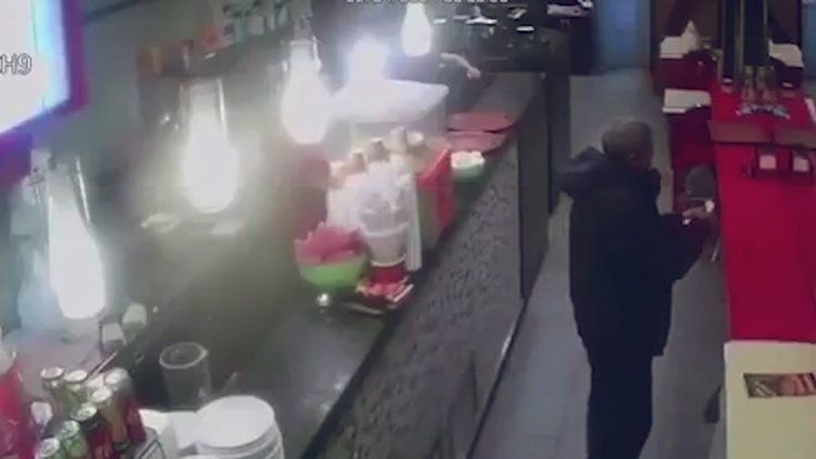 Aynada kendine hesap ödeyen amca